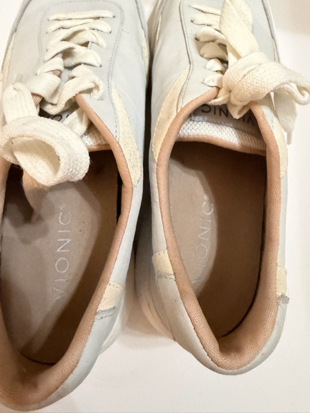 Vionic Elsa Sneakers in Light Gray and Cream size 8 - Picture 3 of 6